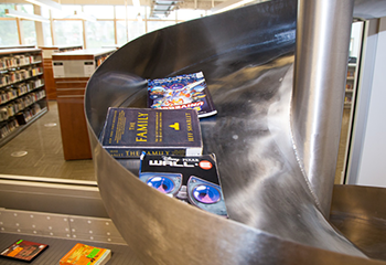 Livres sur une goulotte métallique