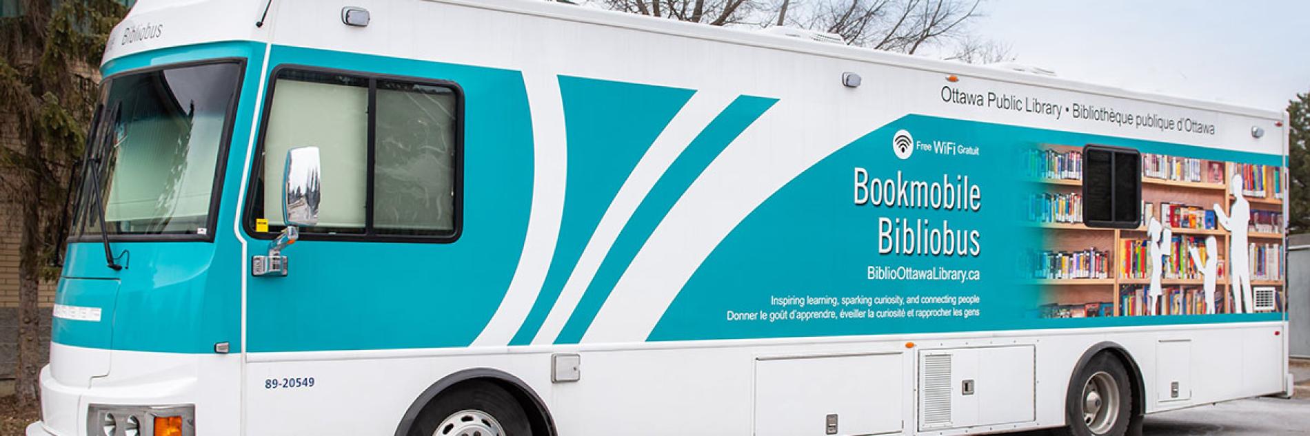Bibliobus de la BPO de profil