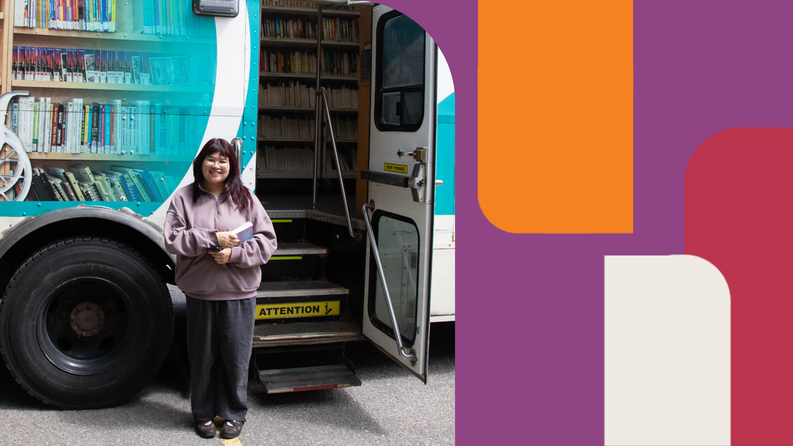 A woman standing in front of the Bookmobile | Une femme devant le Bibliobus